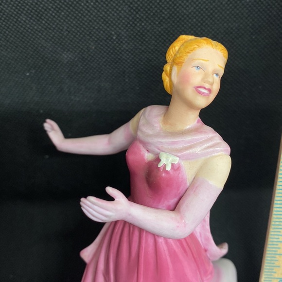 Avon images of Hollywood ginger rogers as Dinah Barkley figurine - Picture 1 of 4